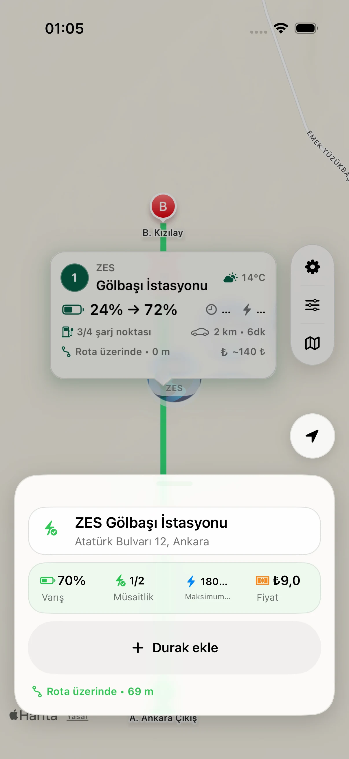 Varış bataryası ve rotaya uygunluk bilgilerini gösteren elektrikli araç şarj durağı