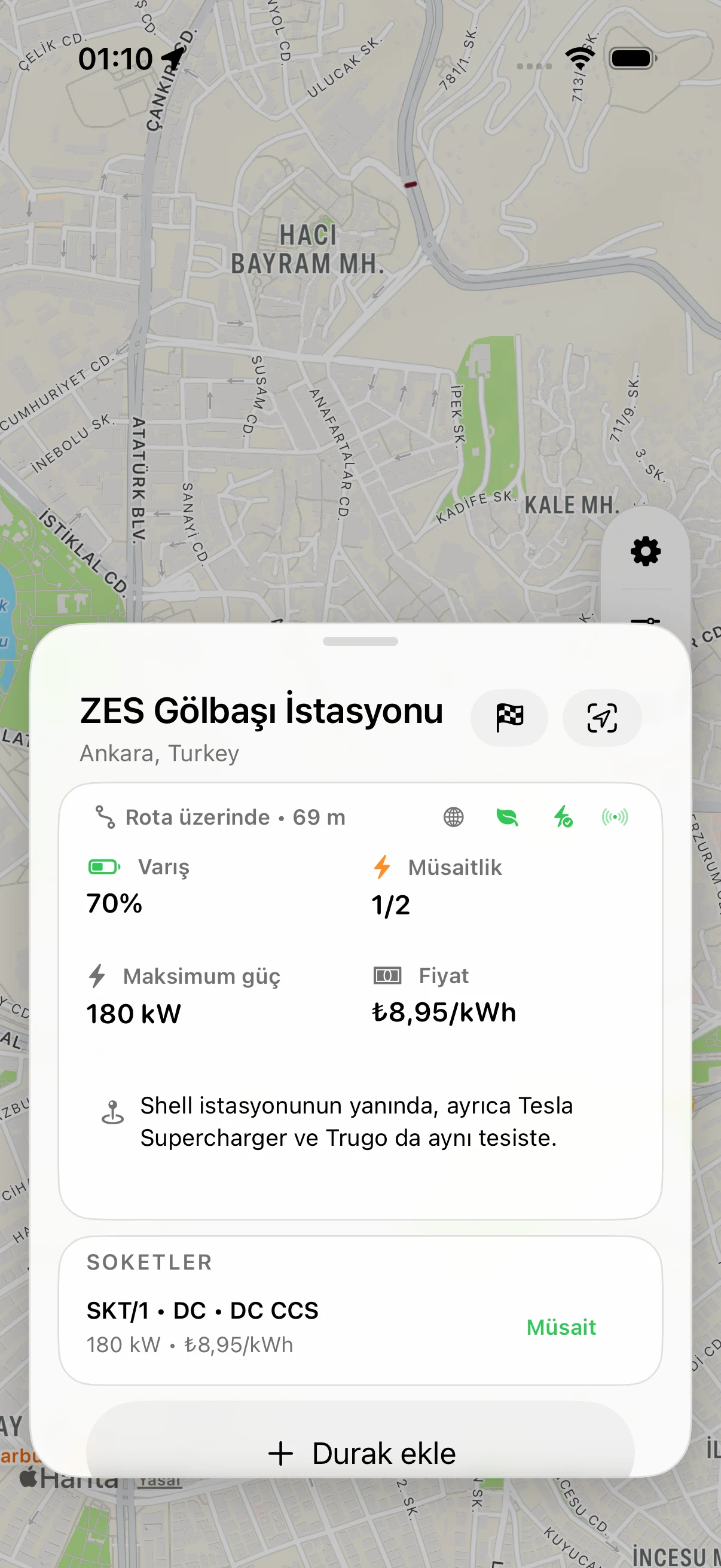 Müsaitlik, güç, fiyat ve soket bilgilerini gösteren şarj istasyonu ayrıntısı
